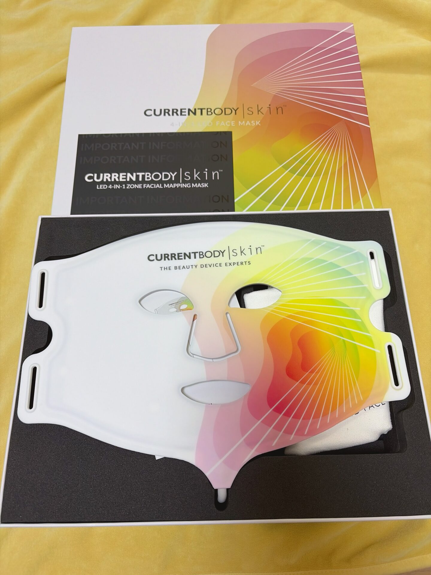 SIÊU PHẨM CÔNG NGHỆ CHĂM SÓC DA TOÀN DIỆN: 
MẶT NẠ LED CURRENTBODY SKIN 4-IN-1 LED MASK – ĐẲNG CẤP SPA TẠI NHÀ.